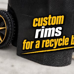 Pode incluir: Um caixote de reciclagem preto com uma jante personalizada com um design de raios em forma de estrela dourada. O texto "custom rims for a recycle bin!" é exibido em letras amarelas e brancas na lateral da estrutura de plástico preta.