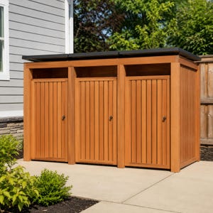 Puede incluir: Un cobertizo de almacenamiento exterior rectangular hecho de madera marrón claro con tres puertas de listones verticales. Cada puerta tiene un pequeño pomo circular negro. La estructura cuenta con un techo plano gris oscuro y un marco robusto.
