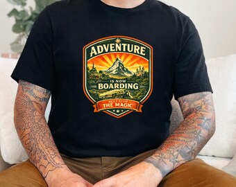 Adventure Is Now Boarding-shirt | Vintage reisshirt met print | Park Vacation-shirt