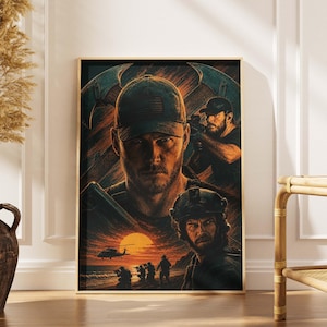 Op de afbeelding: Een rechthoekige poster met een centraal portret van een soldaat met een honkbalpet, geflankeerd door een soldaat die met een geweer richt en een ander in tactische uitrusting. Onderaan een silhouet van soldaten op een strand bij zonsondergang.