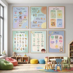 Op de afbeelding: Een set van drie keramische mokken met een gespikkelde, matte afwerking. Elke mok heeft een andere kleur: lichtblauw, crème en grijs. De mokken hebben een eenvoudig, modern ontwerp en een comfortabele handgreep.