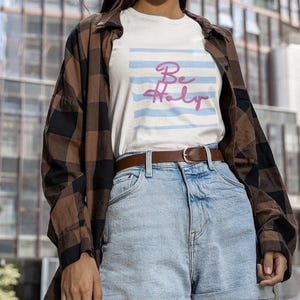 Camiseta com estampa "Be Holy" | Camiseta com estampa listrada azul