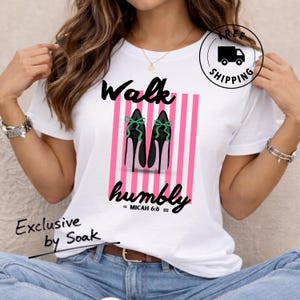 Koszulka "Walk Humbly" dla kobiet, chrześcijańska koszulka z wersetem biblijnym Micheasza 6-8, prezent wiary dla niej, śliczne szpilki, różowy, graficzny pasek, strój kościelny z Pismem Świętym