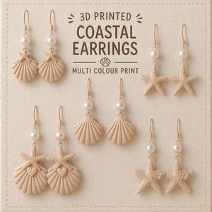Puede incluir: Exhibición de pendientes costeros impresos en 3D, con diseños de conchas marinas y estrellas de mar, con detalles de perlas. Los pendientes son de color beige neutro y se presentan en una tabla de exhibición crema. El texto "3D PRINTED COASTAL EARRINGS" es visible.