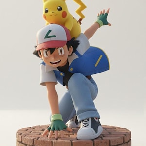 Puede incluir: Figura detallada de Ash Ketchum con Pikachu a la espalda, posando sobre una plataforma de ladrillo. Ash viste camisa blanca, chaleco azul, vaqueros y gorra roja y blanca. Pikachu es amarillo con cola de rayo.