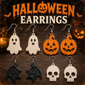 Op de afbeelding: Een collectie van vier paar Halloween-oorbellen met witte spookvormen, oranje pompoenen, zwarte vleermuisvleugels en witte schedelontwerpen. Elk paar hangt aan zilverkleurige metalen haakjes. De tekst HALLOWEEN EARRINGS is duidelijk zichtbaar.