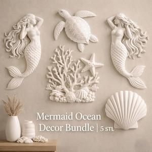 Pode incluir: Uma coleção de decorações de parede brancas com tema oceânico, incluindo duas sereias, uma tartaruga marinha, corais, uma estrela do mar e uma concha. Os itens estão dispostos em uma parede de cor neutra.