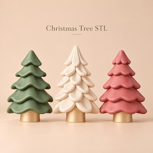 Peut inclure: Trois figurines d'arbres de Noël avec le texte Christmas Tree STL au-dessus. L'arbre de gauche est vert mat, celui du centre est crème avec des couches en forme de pétales, et celui de droite est rouge mat. Chaque arbre a une base cylindrique dorée.