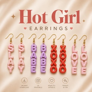Può includere: Quattro paia di orecchini pendenti con ganci dorati, ciascuno caratterizzato da perline con lettere in plastica disposte verticalmente. Le coppie compongono SLAY in rosa chiaro, BABE in lavanda, XOXO in rosso acceso e LOVE in rosa chiaro. Testo Hot Girl EARRINGS.