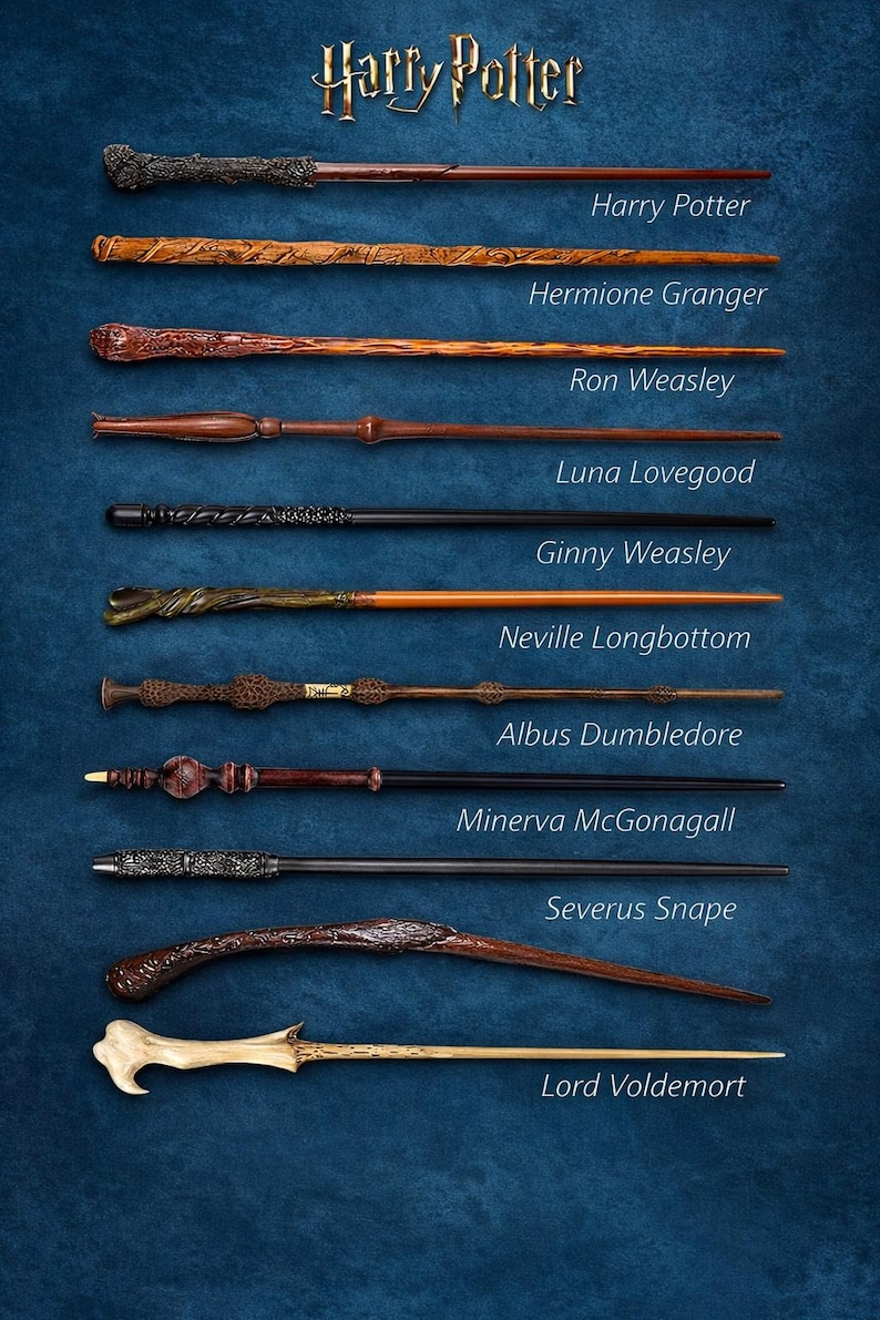 K&ouml;nnte beinhalten: Elf Zauberst&auml;be aus der Harry-Potter-Reihe, jede mit einem einzigartigen Design und Farbe, werden vor einem dunkelblauen Hintergrund pr&auml;sentiert. Die Namen der Charaktere, wie Harry Potter und Hermine Granger, sind unter jedem Zauberstab angezeigt.