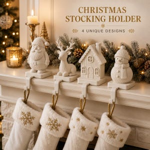 Peut inclure: Quatre porte-chaussettes de Noël blancs mats représentant un père Noël, un renne, une maison et un bonhomme de neige, chacun avec une texture côtelée. Le texte CHRISTMAS STOCKING HOLDER 4 UNIQUE DESIGNS est affiché au-dessus de quatre chaussettes blanches.