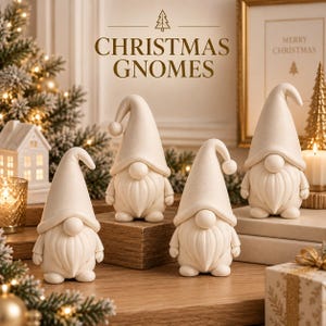 Puede incluir: Cuatro figuras de gnomos de color blanco roto con sombreros altos y puntiagudos y barbas largas. El texto CHRISTMAS GNOMES está centrado en la parte superior. Los gnomos están dispuestos sobre superficies de madera en un entorno festivo.