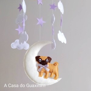 Móbile para bebê Pug e Moon - Móbile para bebê com argola de madeira