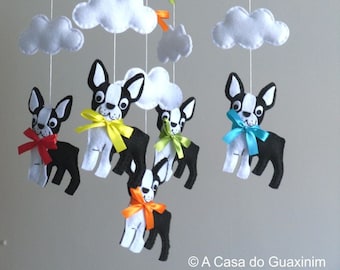 Mobile per neonati Boston Terrier: decorazioni per la cameretta in feltro fatte a mano con cani e nuvole