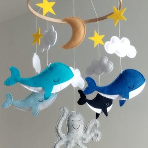Mobile pour bébé baleine et poulpe : décoration océan en feutre
