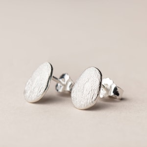 Pebble earrings Amia in silver, earrings studs silver, oval earrings, button earrings, gifts for her, bridal jewelry, christimas gift