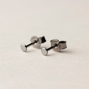 Dot stud oorbellen klein in zilver, zwart