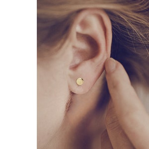 Simple modern dot stud earrings in 14 karat gold, dainty gold circle earrings, minimalist disc earrings, Birthday gift, Bridal jewellery image 2