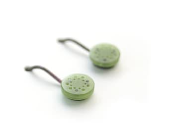 Boucles d’oreilles en jade avec motif de points en noir argenté