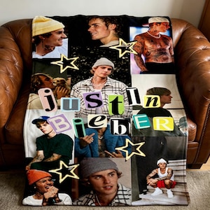 Może przedstawiać: Koc z wieloma panelami z wizerunkami Justina Biebera, z napisem "justin bieber" w kolorowych blokowych literach. Koc ma wzór kolażu z akcentami w kształcie gwiazd i różnymi zdjęciami piosenkarza.