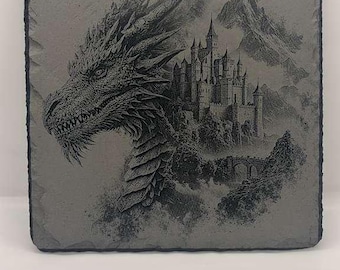Pizarra grabada con láser de dragón y castillo – Placa de piedra fantástica de 6x6 – Decoración gótica para el hogar – Arte mítico