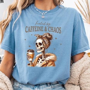 Comfort Colors® Fueled By Caffeine & Chaos-tröja, rolig mammaskelettkaffe-tröja, trött mammaliv-grafiktröja, trendig leopardhårband för mamma bild 1