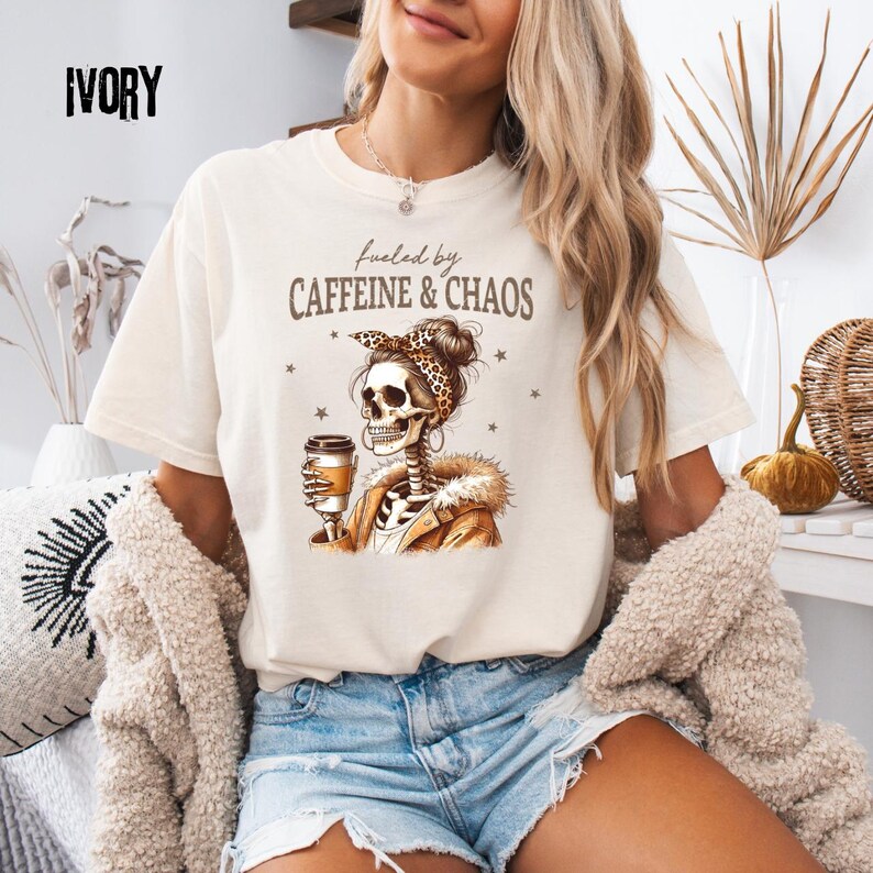 Comfort Colors® Fueled By Caffeine & Chaos-tröja, rolig mammaskelettkaffe-tröja, trött mammaliv-grafiktröja, trendig leopardhårband för mamma bild 6