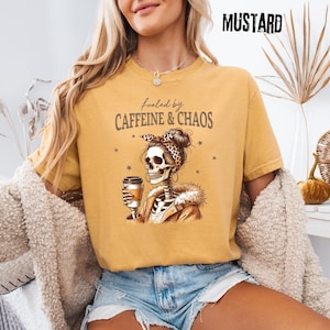 Comfort Colors® Fueled By Caffeine & Chaos-tröja, rolig mammaskelettkaffe-tröja, trött mammaliv-grafiktröja, trendig leopardhårband för mamma bild 5
