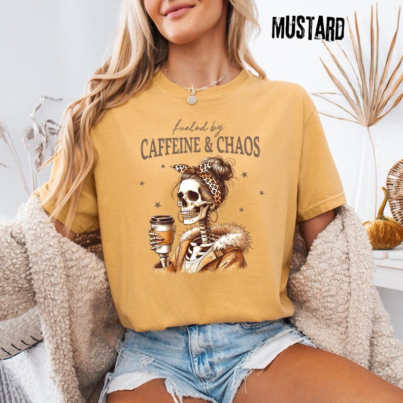 Comfort Colors® Fueled By Caffeine & Chaos-tröja, rolig mammaskelettkaffe-tröja, trött mammaliv-grafiktröja, trendig leopardhårband för mamma bild 5