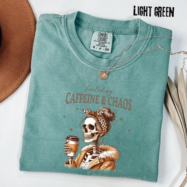 Comfort Colors® Fueled By Caffeine & Chaos-tröja, rolig mammaskelettkaffe-tröja, trött mammaliv-grafiktröja, trendig leopardhårband för mamma bild 3