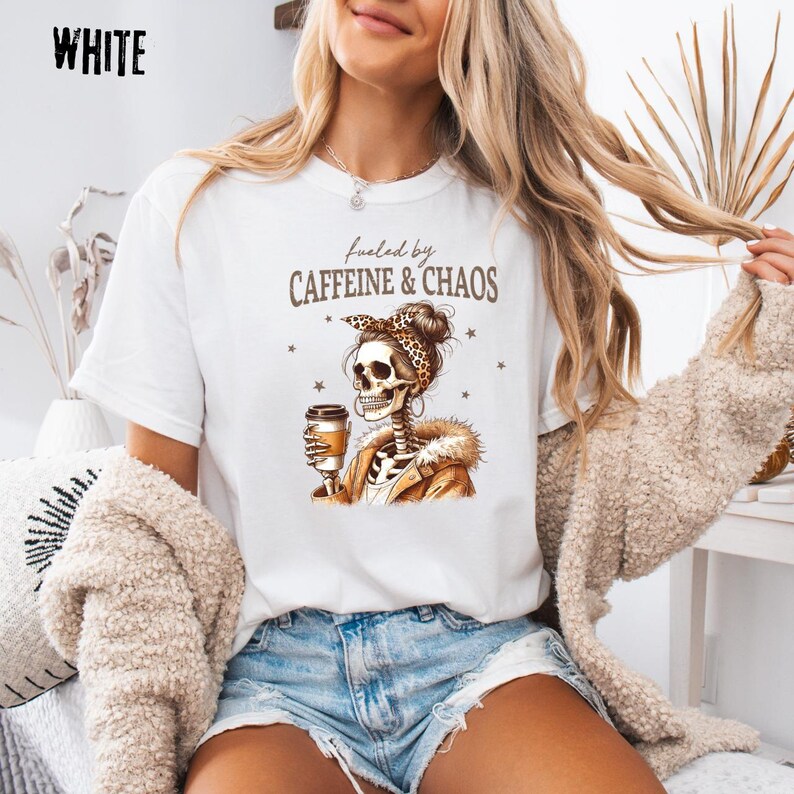 Comfort Colors® Fueled By Caffeine & Chaos-tröja, rolig mammaskelettkaffe-tröja, trött mammaliv-grafiktröja, trendig leopardhårband för mamma bild 4