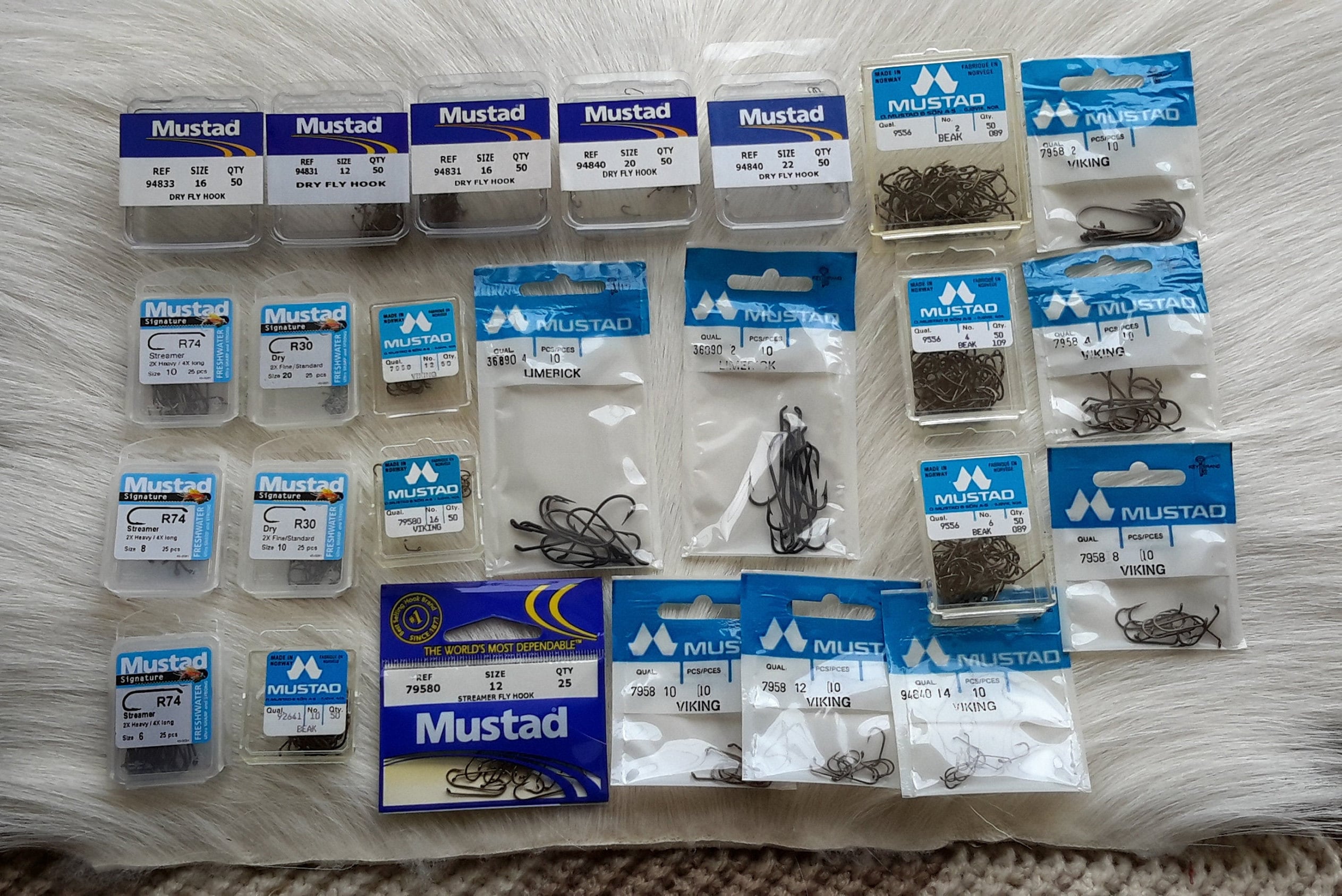 1000 MUSTAD TREBLE Hooks 35657 Size 2 Made In Norway - Box Of 1000