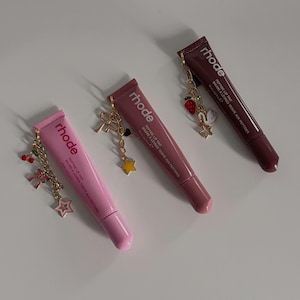 lipgloss charm chain. everyday lipgloss accessory for girls.