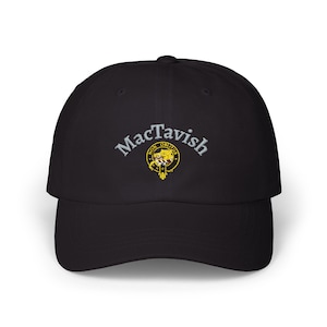 Peut inclure: Casquette de baseball noire avec le nom "MacTavish" brodé en gris, arqué au-dessus d'un emblème jaune et noir. La casquette a une visière incurvée et une conception classique à six panneaux. Le chapeau est en tissu doux et durable.