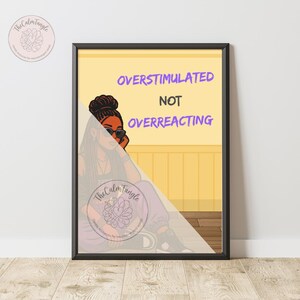 Pode incluir: Uma impressão de arte digital emoldurada apresentando uma pessoa com cabelo trançado e óculos de sol sentada contra uma parede amarela. O texto diz OVERSTIMULATED NOT OVERREACTING em roxo e preto. A pessoa veste um top escuro e calças roxas.