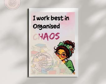 "Trabajo mejor en el caos organizado" - Lámina decorativa imprimible / Póster con cita divertida sobre el TDAH / Descarga digital para personas neurodivergentes