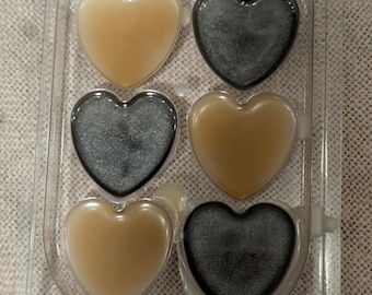 Pastillas de cera aromática en colores dorado y plateado con aromas a lino fresco y talco para bebé.