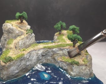 リアルな海辺の崖ジオラマ - 手作りの自然風景を展示