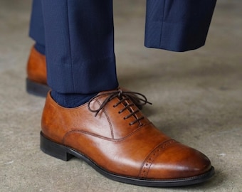 Zapatos de vestir Oxford Brogue color camel para hombre, hechos a mano en cuero, con puntera reforzada, ideales para bodas y negocios.