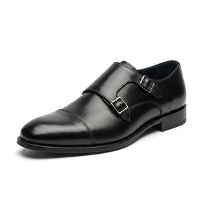 Puede incluir: Zapatos negros de cuero con doble hebilla. Estos zapatos tienen puntera y dos cierres de hebilla ajustables. El cuero est&aacute; pulido y las suelas son negras. Adecuados para vestimenta formal o de negocios. Miden aproximadamente 30 cm de largo.