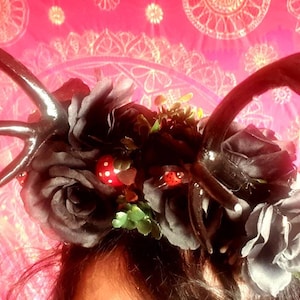 Corona de diosa con cuernos de asta: rosas negras, hongos y diadema de mariquita
