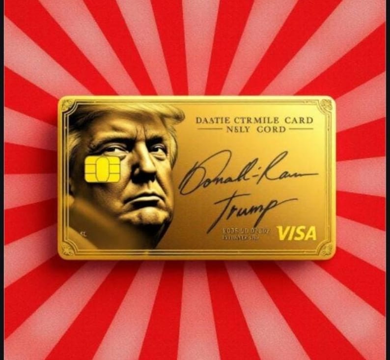 K&ouml;nnte beinhalten: Eine goldfarbene Kreditkarte mit einem Portr&auml;t und einer Unterschrift von Donald Trump. Die Karte tr&auml;gt das Wort "VISA" und weiteren Text. Der Hintergrund besteht aus rot-wei&szlig;en Streifen.
