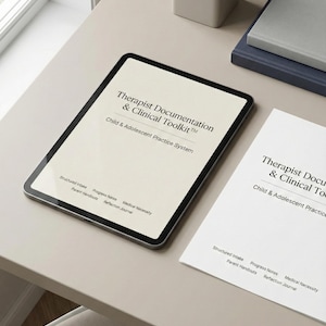 Peut inclure: Une tablette et un document imprimé sur une surface claire. La tablette affiche "Therapist Documentation & Clinical Toolkit" et "Child & Adolescent Practice System". Le document et la tablette listent l'admission structurée, les notes de progrès, etc.