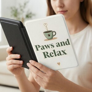 Paws and Relax Kindle-tillbehör, mysig boklig present till hundmamma, kattmamma, kaffeläsardekal och Kindle-skal