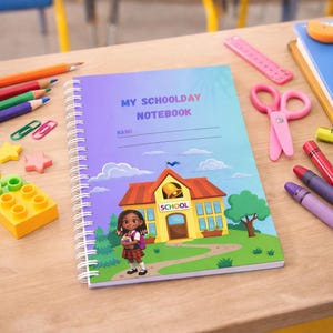 Op de afbeelding: Een spiraalgebonden notitieboek met de tekst "MY SCHOOLDAY NOTEBOOK" en een schoolillustratie. De omslag heeft een verloop van blauw en paars. Schoolspullen, waaronder kleurpotloden, scharen en kleurpotloden, liggen verspreid rond het notitieboek.