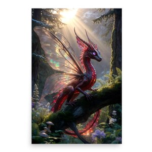 Może przedstawiać: Fantastyczny wydruk artystyczny przedstawiający czerwonego smoka z tęczowymi skrzydłami, siedzącego na omszałej gałęzi w nasłonecznionym lesie. Smok ma fioletowe oczy, otoczony zielenią i dzikimi kwiatami.