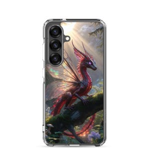 Puede incluir: Funda de teléfono transparente con una ilustración de fantasía de un dragón rojo con alas iridiscentes posado en una rama musgosa. El dragón tiene ojos morados, sobre un fondo de bosque soleado.