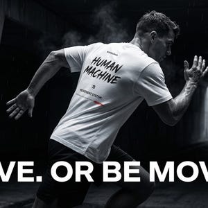 K&ouml;nnte beinhalten: Schwarz-Wei&szlig;-Bild einer Person, die durch einen dunklen Tunnel rennt. Die Person tr&auml;gt ein wei&szlig;es T-Shirt mit den Aufdrucken "HUMAN MACHINE" und "MOVEMENT SYSTEM" auf dem R&uuml;cken. Der Satz "MOVE. OR BE MOVED." steht unten.