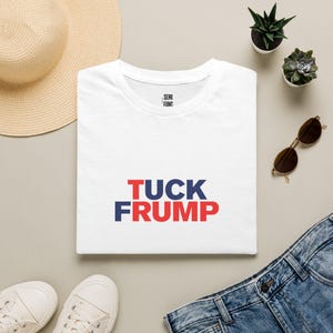 Koszulka Tuck Frump | Satyra polityczna, czerwony i niebieski tekst