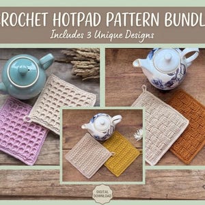 Pode incluir: Um pacote de padrões de crochê para pegadores de panela em download digital com três designs únicos. A imagem mostra pegadores quadrados em crochê nas cores rosa claro, creme, amarelo mostarda e laranja, com bules de cerâmica.
